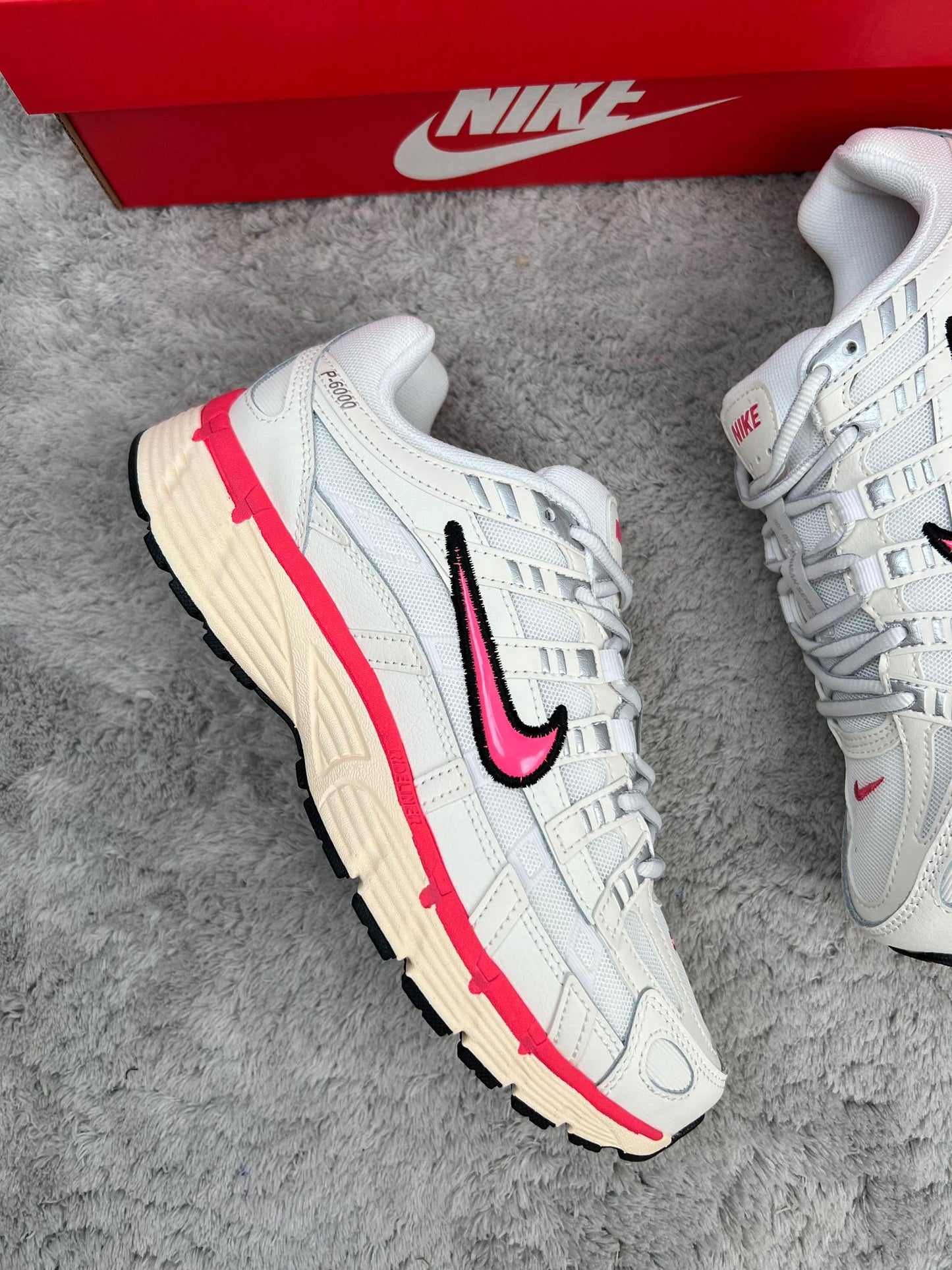 NIKE P6000 BLANCO/ROSA
