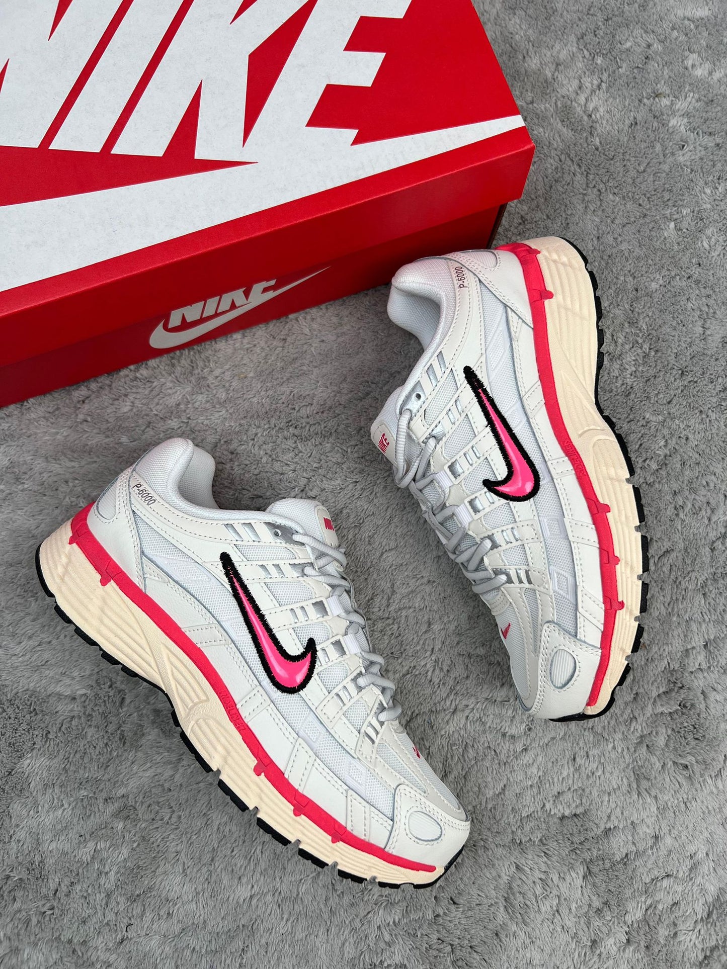 NIKE P6000 BLANCO/ROSA