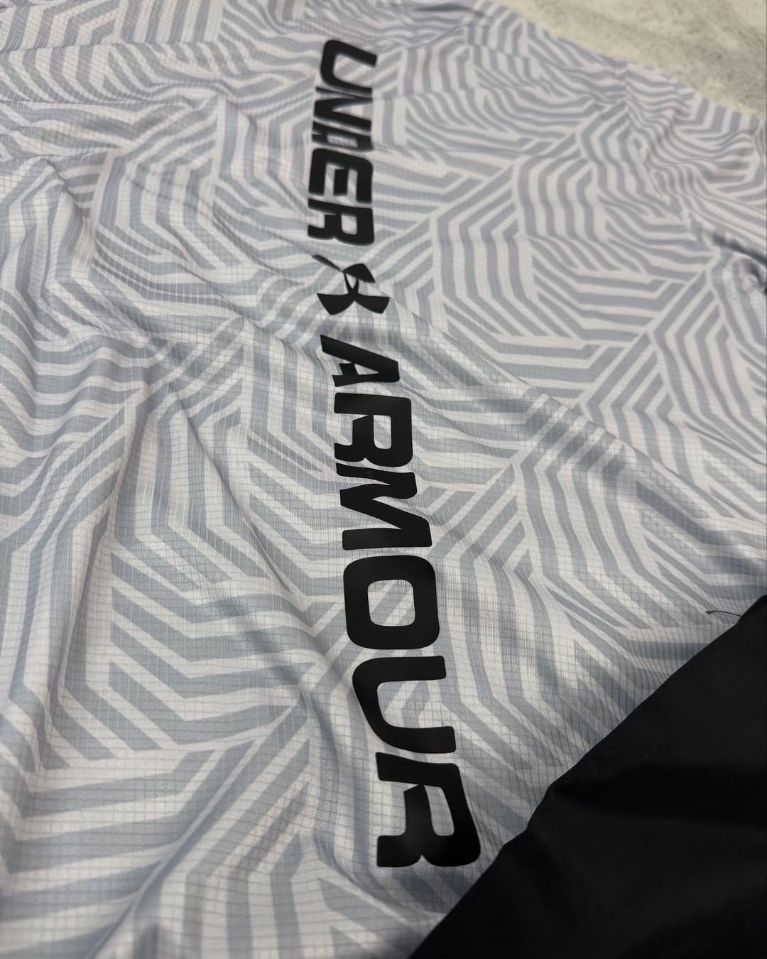UNDER ARMOUR 2025 - M2 GRIS