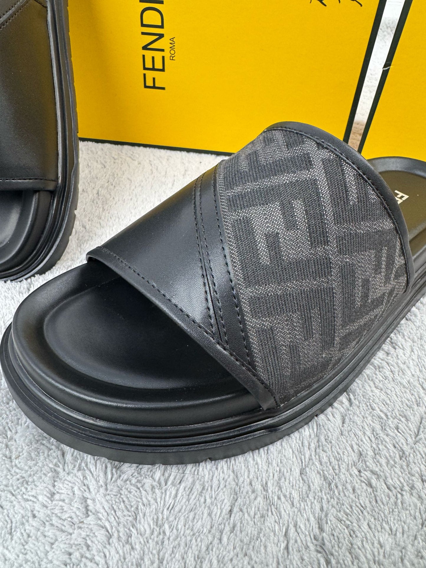 Chanclas FENDI color Negro