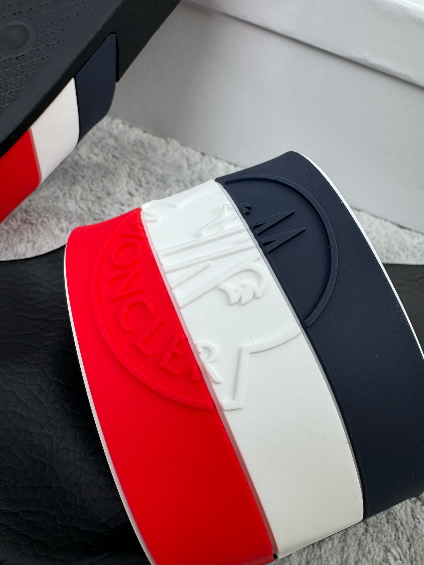 Chanclas MONCLER color Negro/Rojo