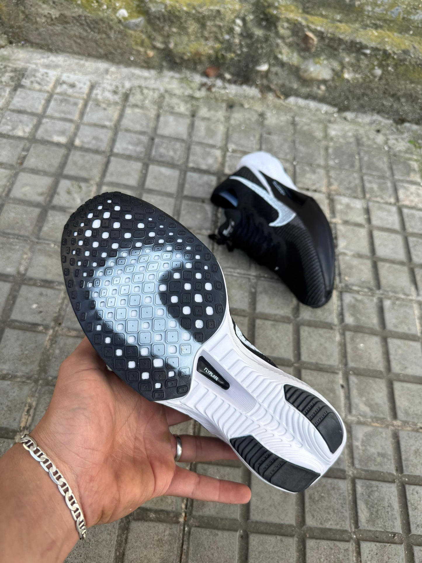 NIKE W ZOOMAX NEGRAS/BLANCAS