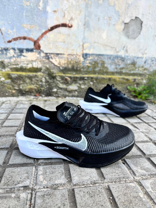 NIKE W ZOOMAX NEGRAS/BLANCAS