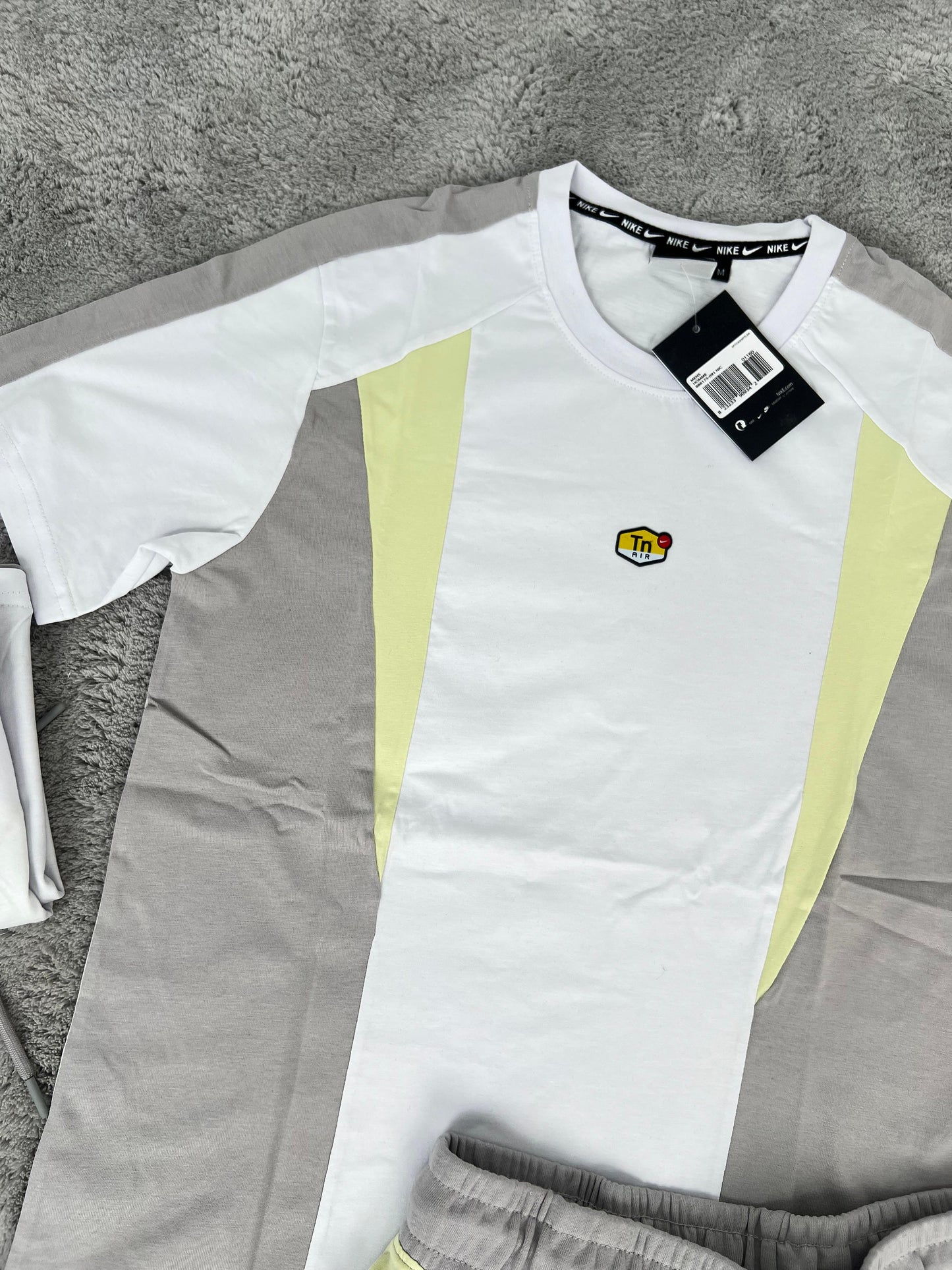 CONJUNTO NIKE TN 2025 - BLANCO/GRIS