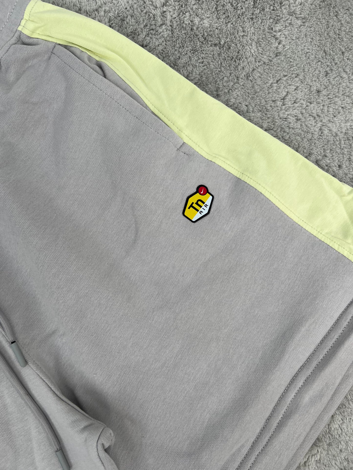 CONJUNTO NIKE TN 2025 - BLANCO/GRIS
