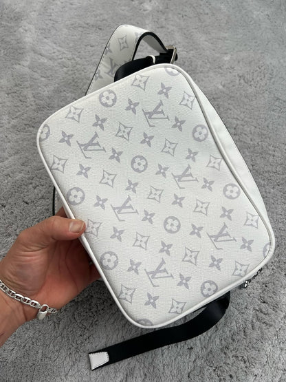 BANDOLERA LOUIS VUITTON BLANCO LOGO GRIS