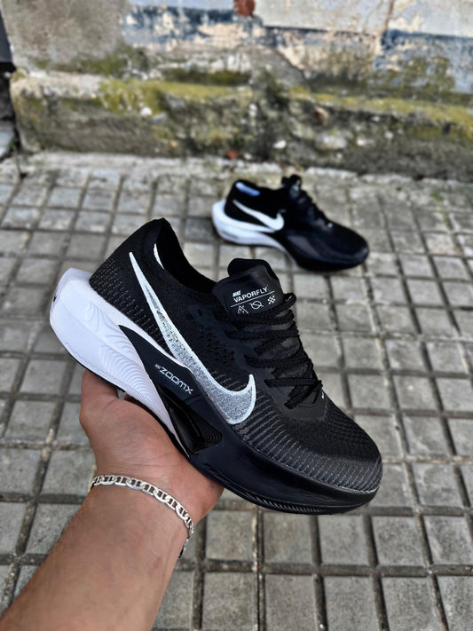 NIKE W ZOOMAX NEGRAS/BLANCAS